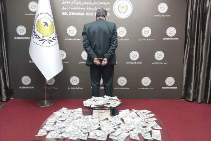 يسكن تركيا.. شرطة أربيل تلقي القبض على إيراني بحوزته 12 ألف دولار مزيفة