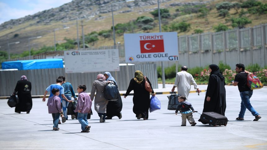 وزير الدفاع التركي يعلن عودة أكثر من 10 آلاف سوري إلى بلادهم بشكل طوعي بعد الزلزال