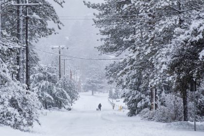 عاصفة ثلجية غير مسبوقة تضرب كاليفورنيا الأمريكية