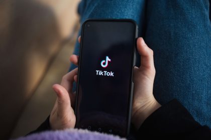 الحكومة الكندية تحظر تطبيق "تيك توك" على هواتفها وأجهزتها