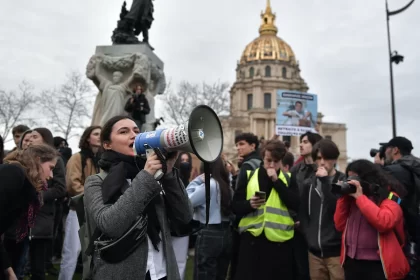 اشتباكات بين الشرطة الفرنسية ومحتجين رافضين لقانون التقاعد في باريس