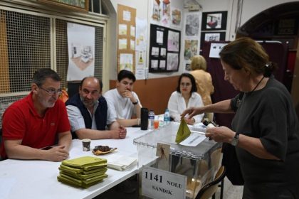 انطلاق عملية التصويت في الجولة الثانية من الانتخابات الرئاسية في تركيا