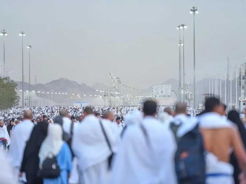 بدء نفرة حجاج بيت الله من مشعر عرفات الى مزدلفة