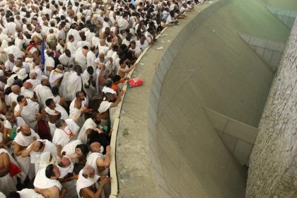 حجاج بيت الله الحرام يتوافدون لمنى لرمي الجمرة الصغرى