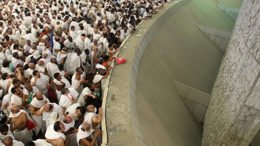 حجاج بيت الله الحرام يتوافدون لمنى لرمي الجمرة الصغرى