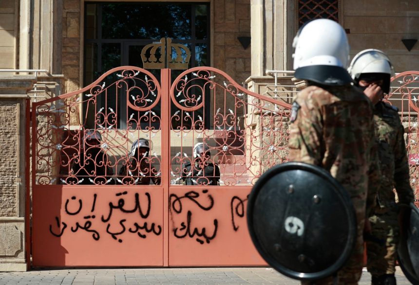 مصدر: اغلاق 3 مداخل مؤدية للسفارة السويدية في بغداد بالكتل الكونكريتية