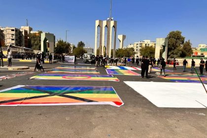 عشرات المحتجين يباشرون التجمع قرب السفارة السويدية في بغداد