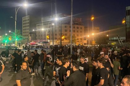 تجمع العشرات امام المنطقة الخضراء احتجاجاً على حرق القرآن وعلم العراق في الدنمارك
