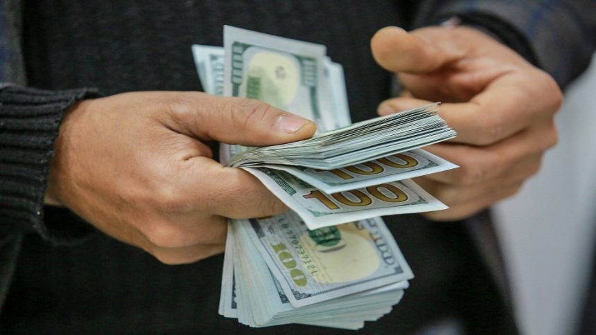 يلامس 155 ألف دينار.. سعر صرف الدولار يواصل ارتفاعه في الأسواق المحلية