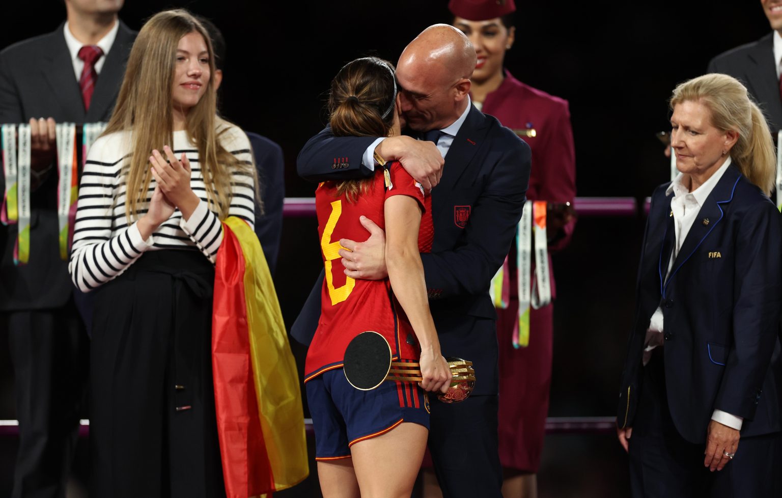 رسميا.. "الفيفا" يوقف رئيس الاتحاد الإسباني لكرة القدم ثلاثة أشهر لتقبيله لاعبة