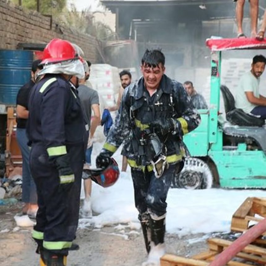 إخماد حريق مبنى للأدوات الاحتياطية بمنطقة الطوبجي في بغداد