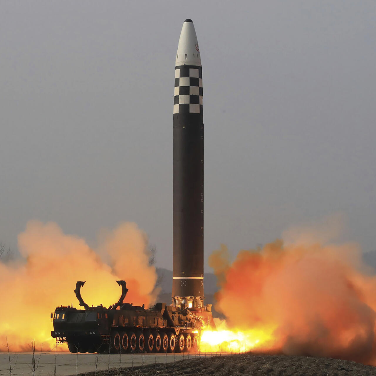 كوريا الشمالية تطلق صاروخاً بالستياً أثناء وجود كيم في روسيا