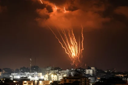 القناة 13 الإسرائيلية: وقف جلسة الحكومة الإسرائيلية بسبب رشقة صاروخية على تل أبيب