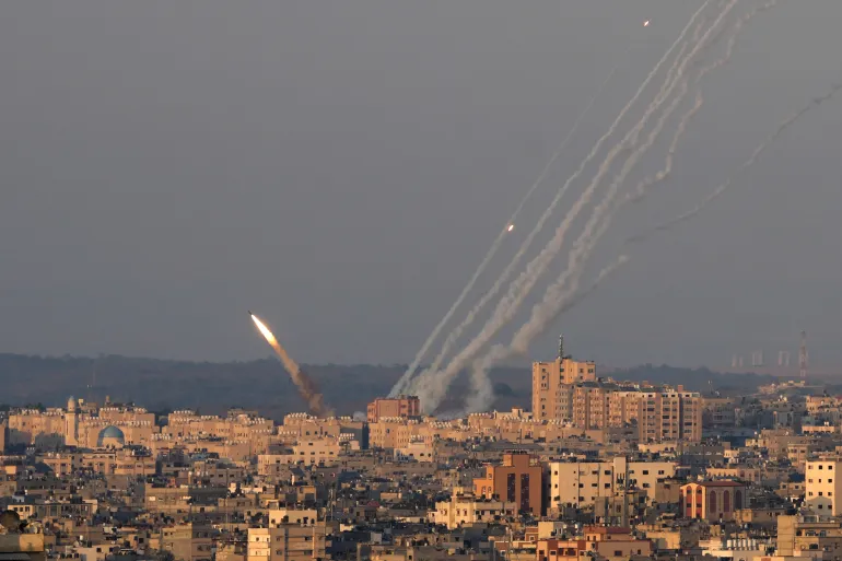 إطلاق رشقة صاروخية من غزة وصافرات الإنذار تدوي في تل أبيب والقدس