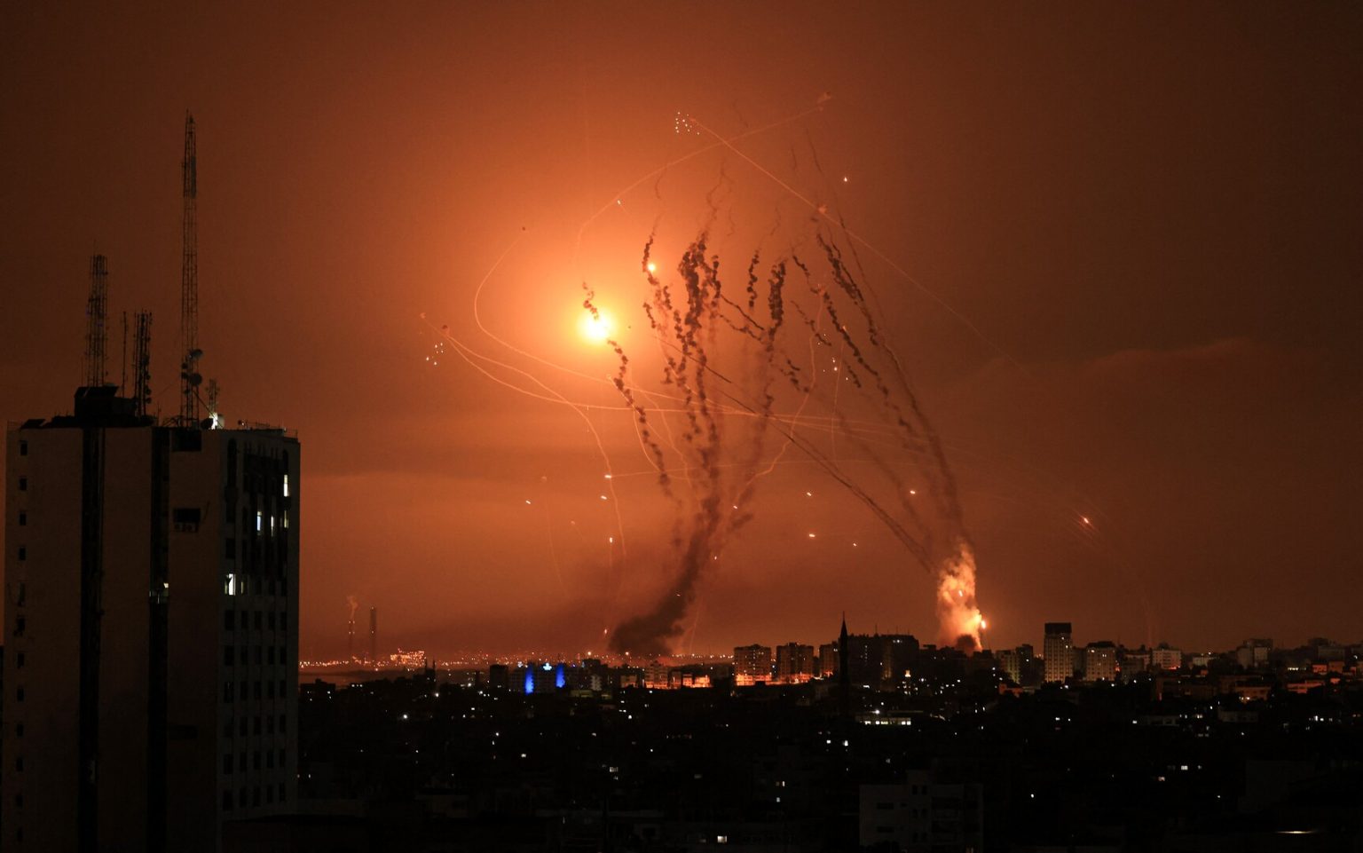 انفجارات ضخمة في "تل أبيب" ورشقات صاروخية تضرب مطار بن غوريون
