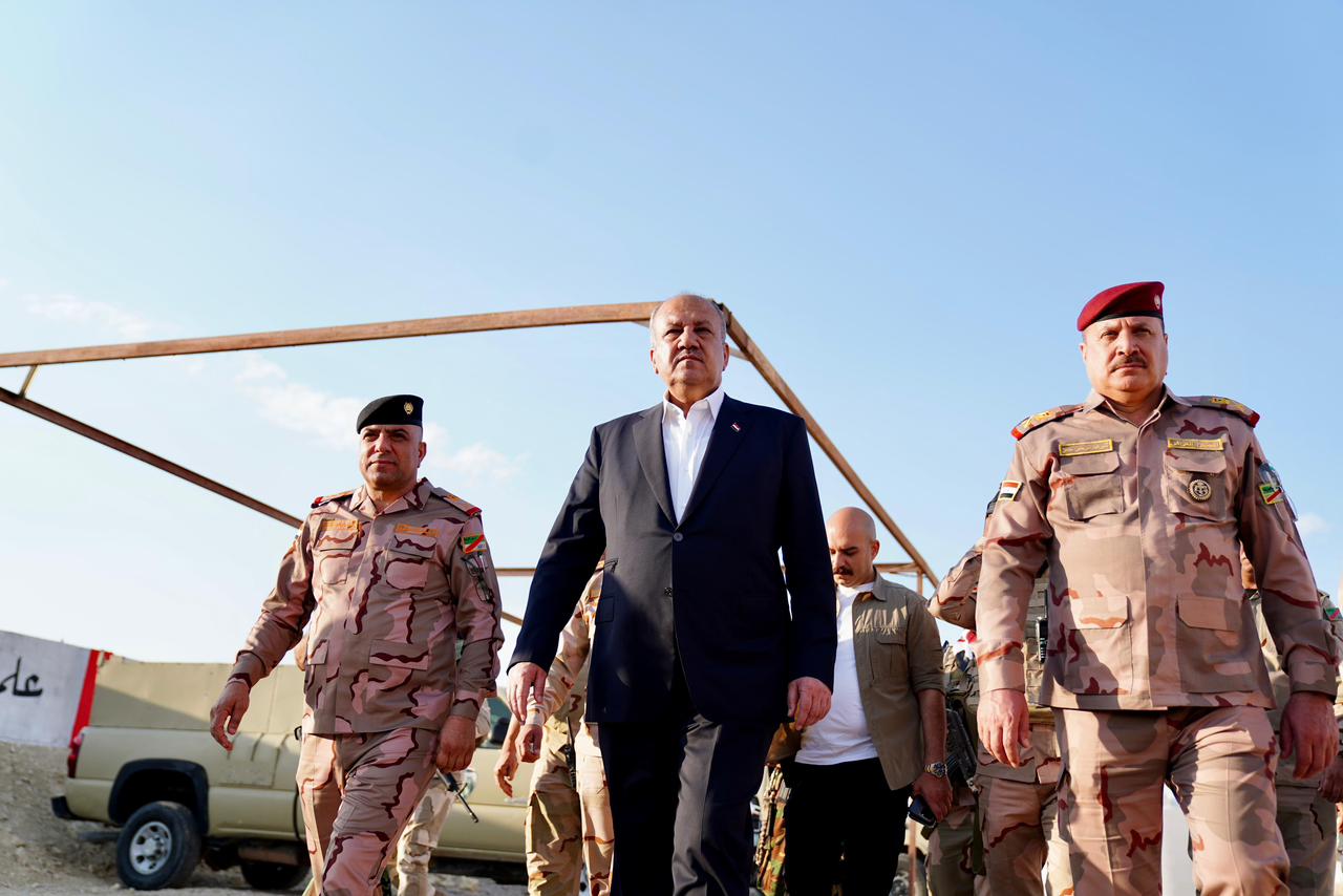 وزير الدفاع يتفقد القطعات الماسكة للشريط الحدودي بين العراق وسوريا