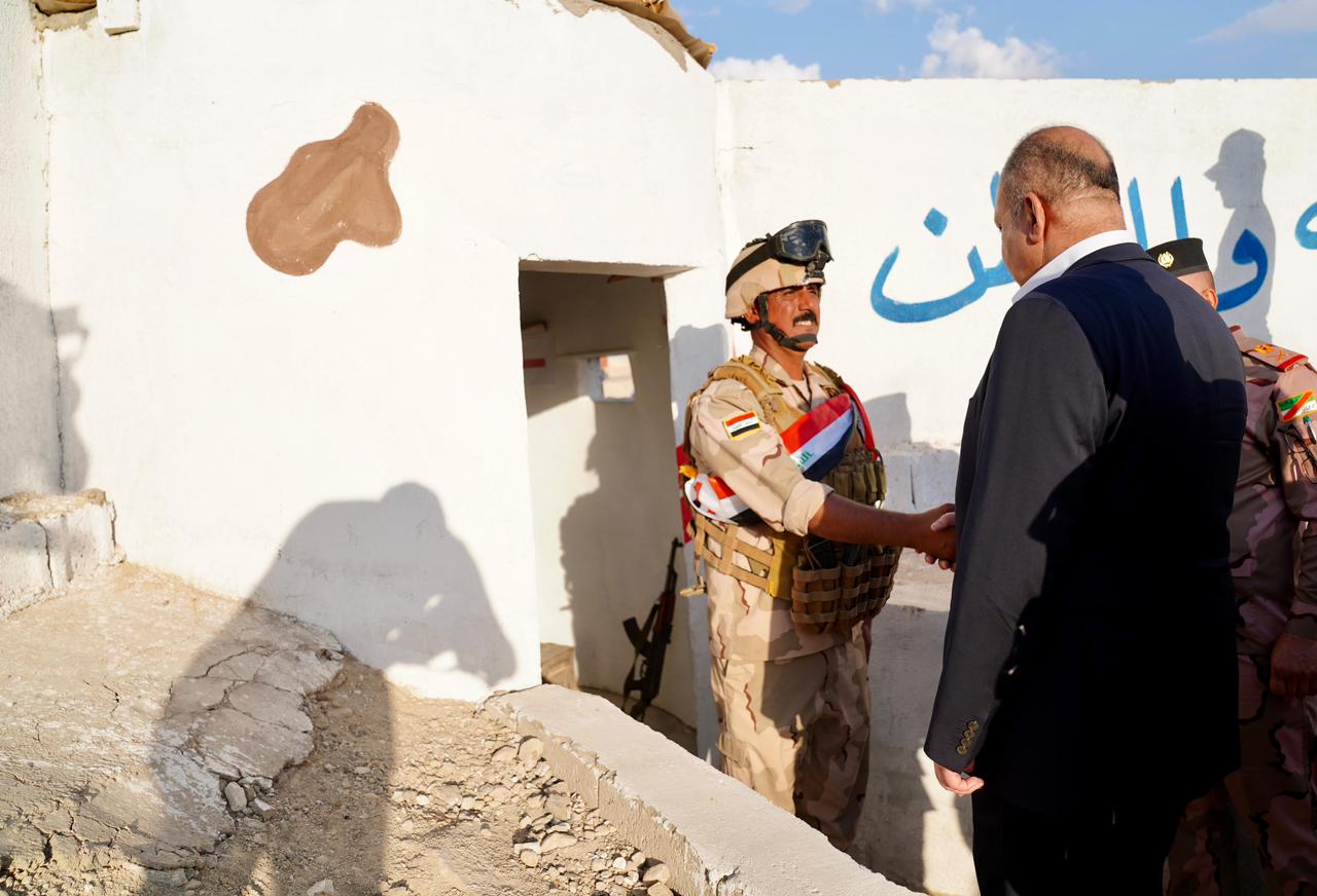 وزير الدفاع: الحدود العراقية مؤمنة بشكل كامل وأصدرنا توجيهات بشأن توزيع القطعات