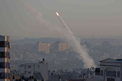 إصابة مباشرة لمبنى في بئر السبع بصاروخ من قطاع غزة