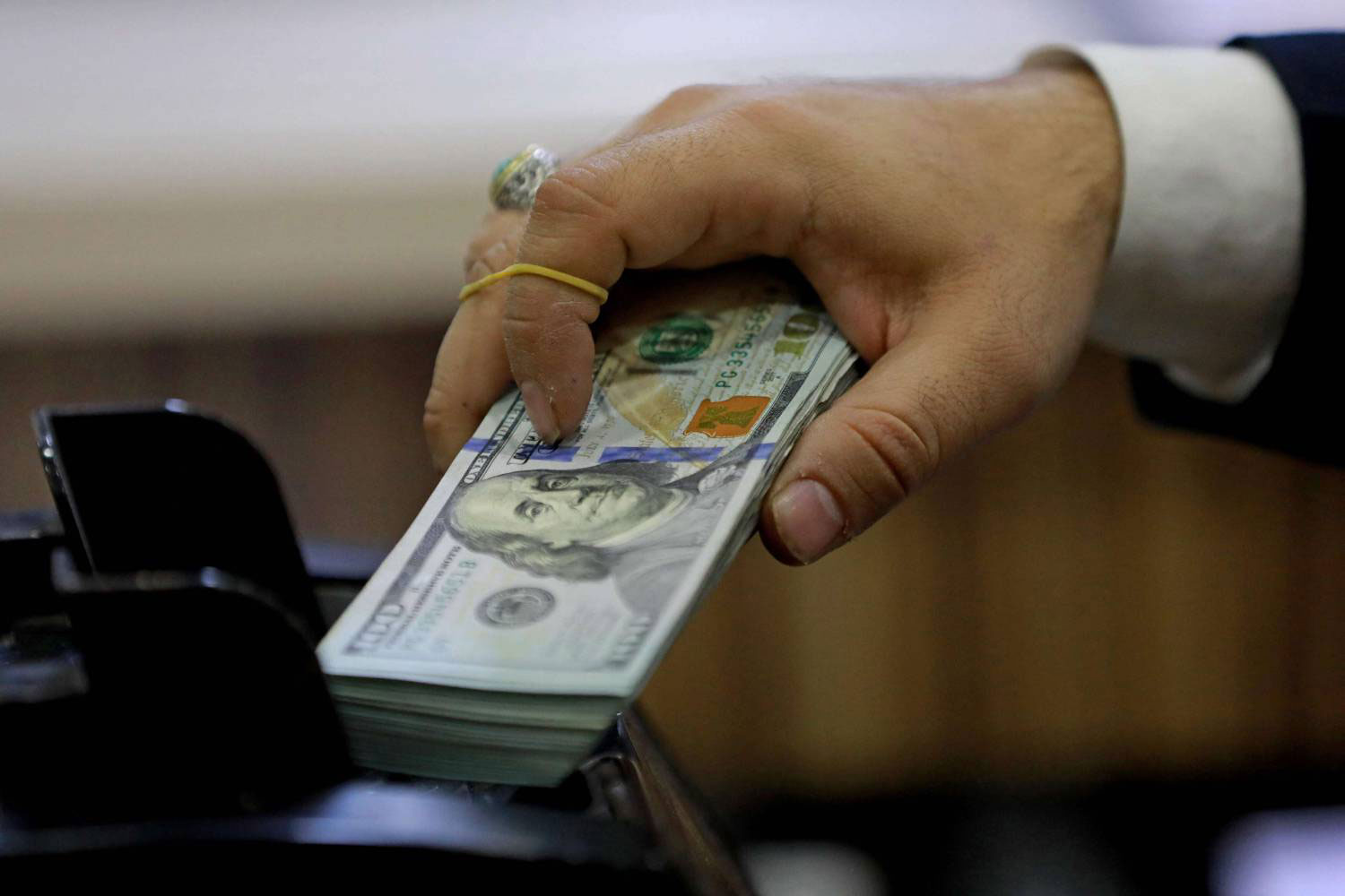 البنك المركزي يتفق مع الجانب الأميركي على تعزيز مسبق لخمسة مصارف عراقية بالدولار