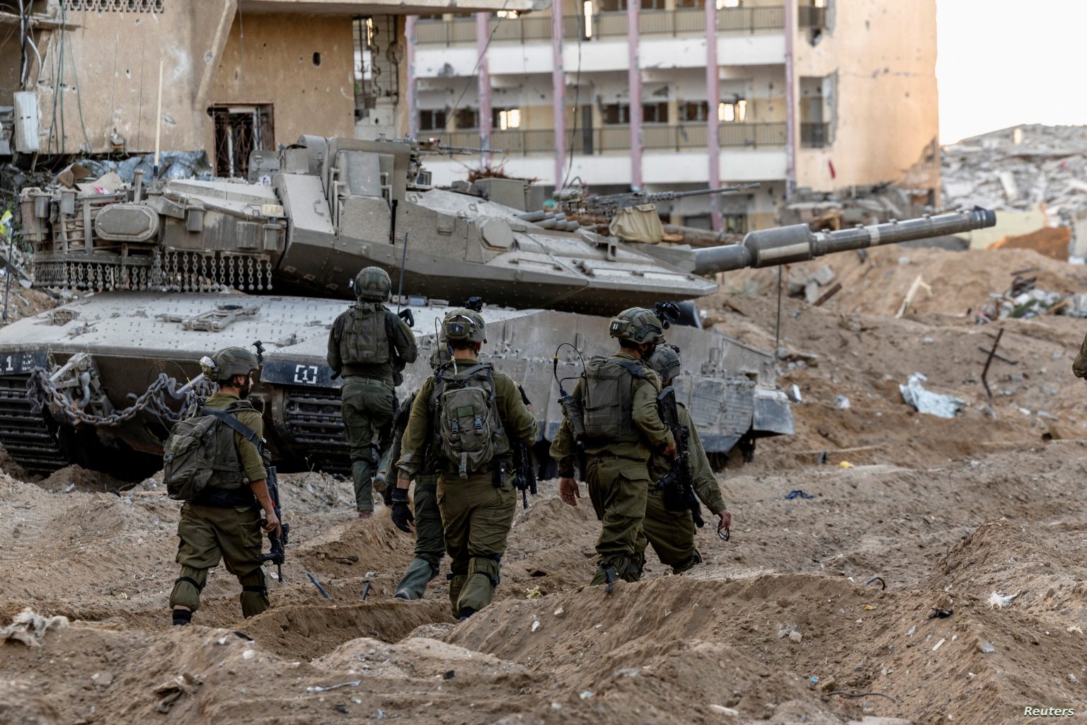 الجيش الإسرائيلي يقتحم مستشفى الشفاء في غرة