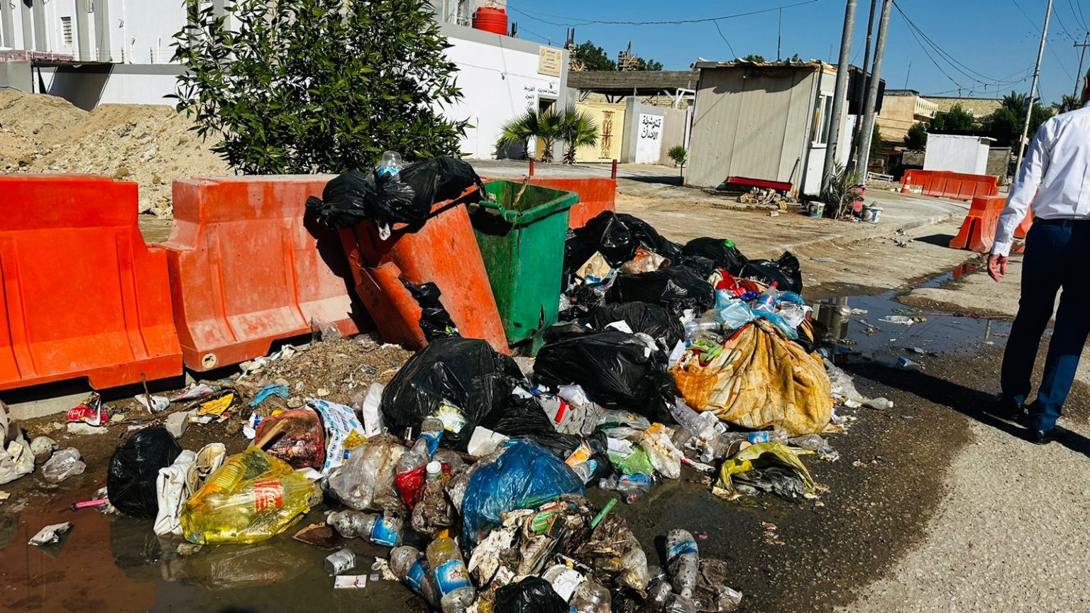 بالصور والفيديو.. تتكدس النفايات في النجف نتيجة غياب الجهد البلدي