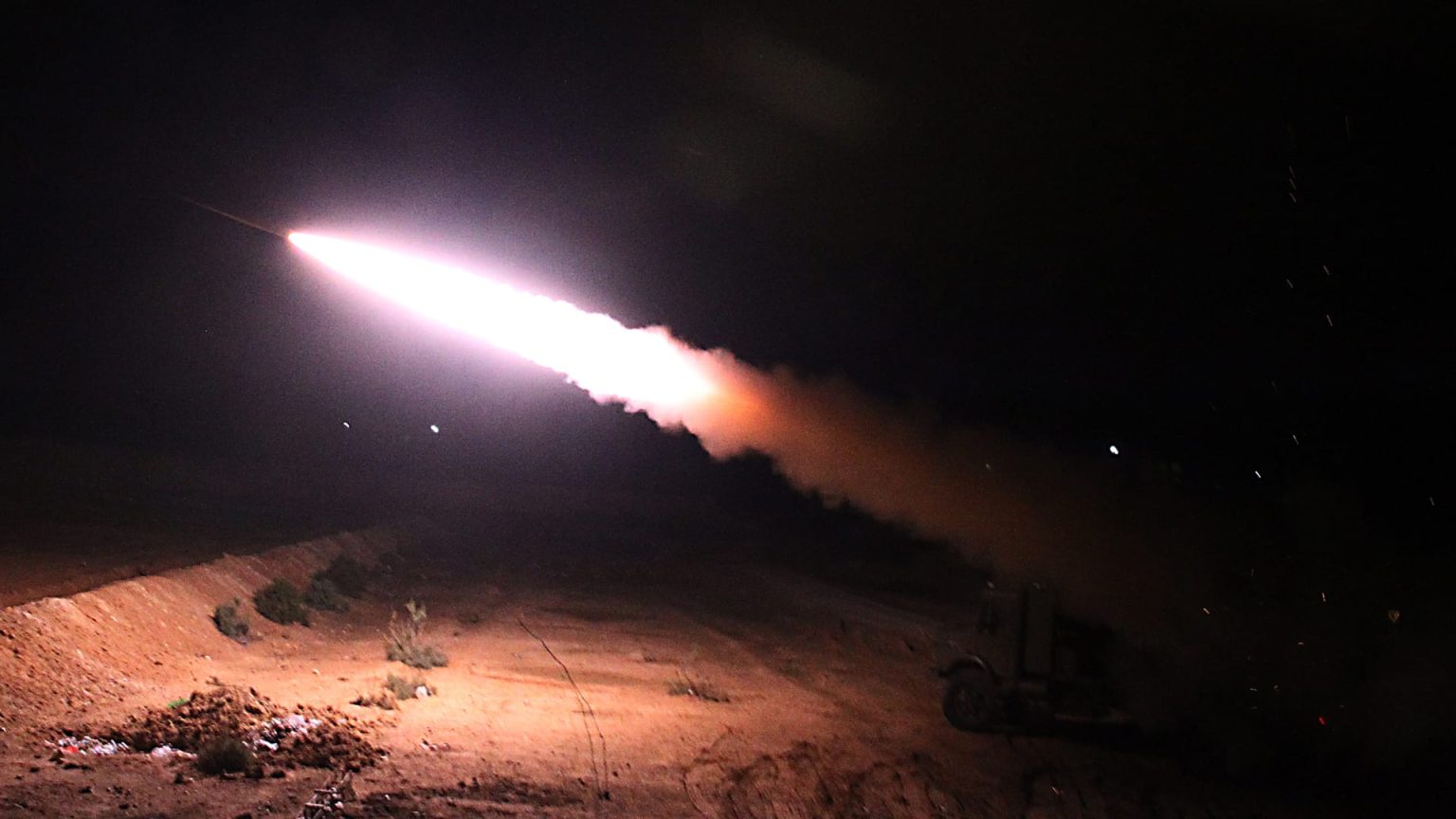 قصف صاروخي يستهدف القاعدة الامريكية في الشدادي جنوب الحسكة السورية