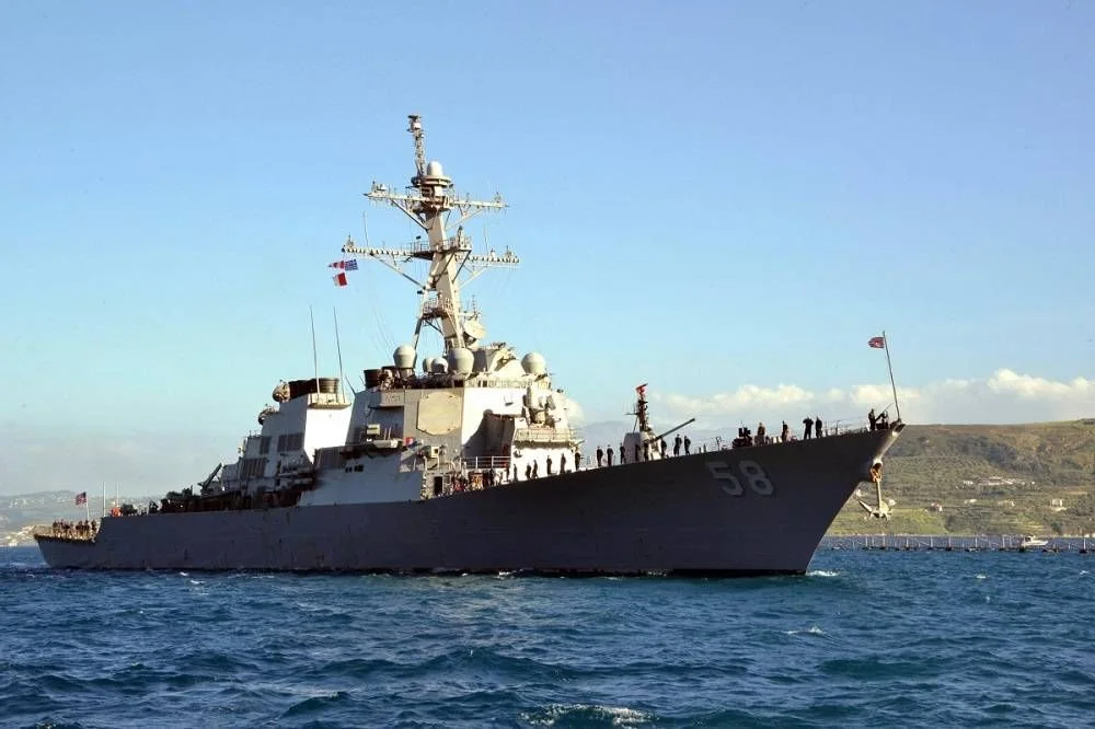 القيادة المركزية تعلن إصابة سفينة امريكية بصاروخ أطلق من اليمن