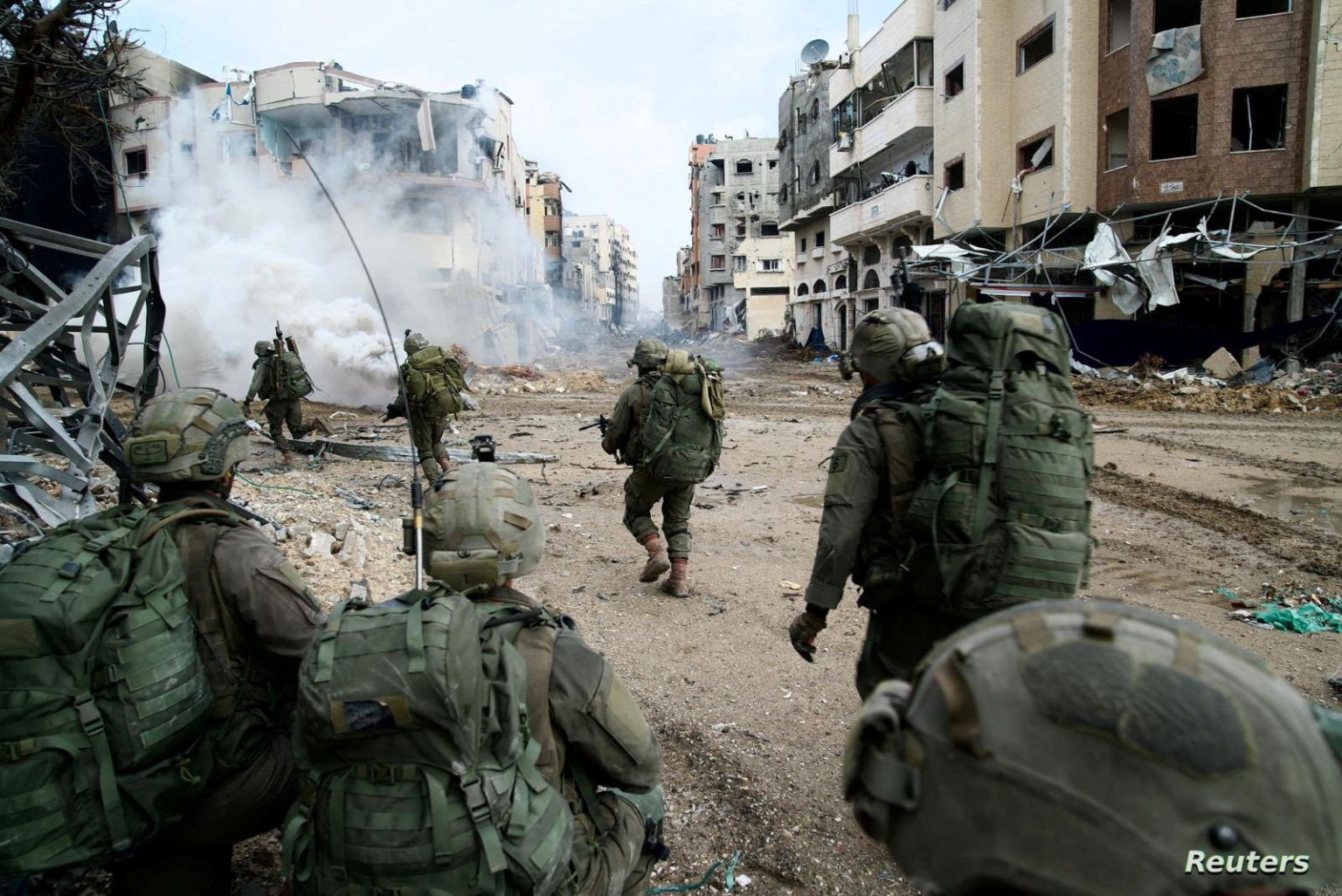 جيش الاحتلال يعلن مقتل وإصابة 17 من جنوده بتفجير عبوات داخل مبنى بخان يونس