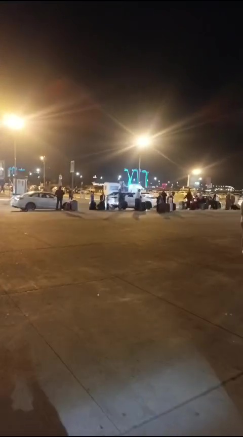 بالفيديو.. مئات المسافرين عالقين في مطار أربيل بعد إغلاق الأجواء العراقية