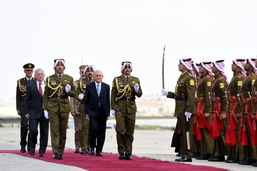 رئيس الجمهورية يصل الى العاصمة الاردنية عمان