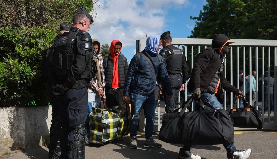 فرنسا تطرد مئات المهاجرين قبل 100 يوم من انطلاق الألعاب الأولمبية