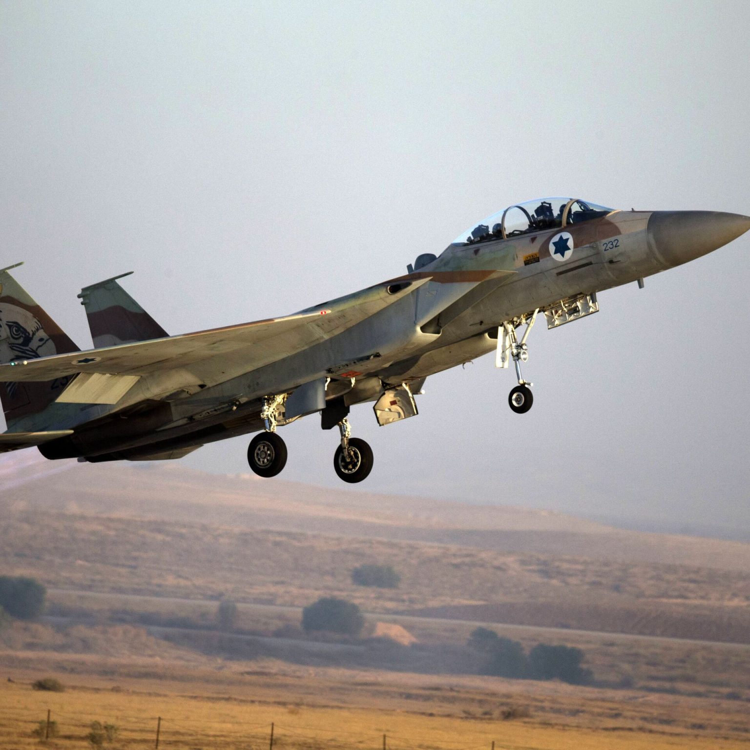 مسؤولون غربيون وإيرانيون: سلاح إسرائيلي ألحق أضرارا بنظام للدفاع الجوي قرب نطنز بإيران
