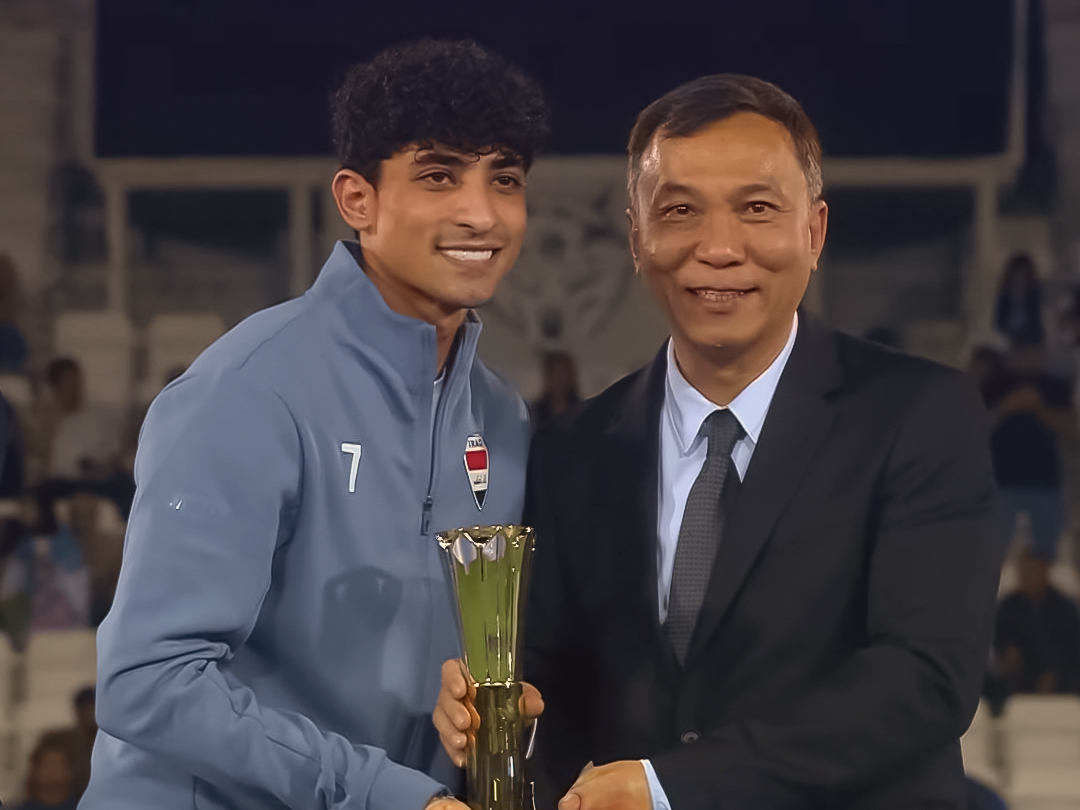 لاعب المنتخب الأولمبي العراقي علي جاسم يفوز بجائزة هداف بطولة كأس آسيا