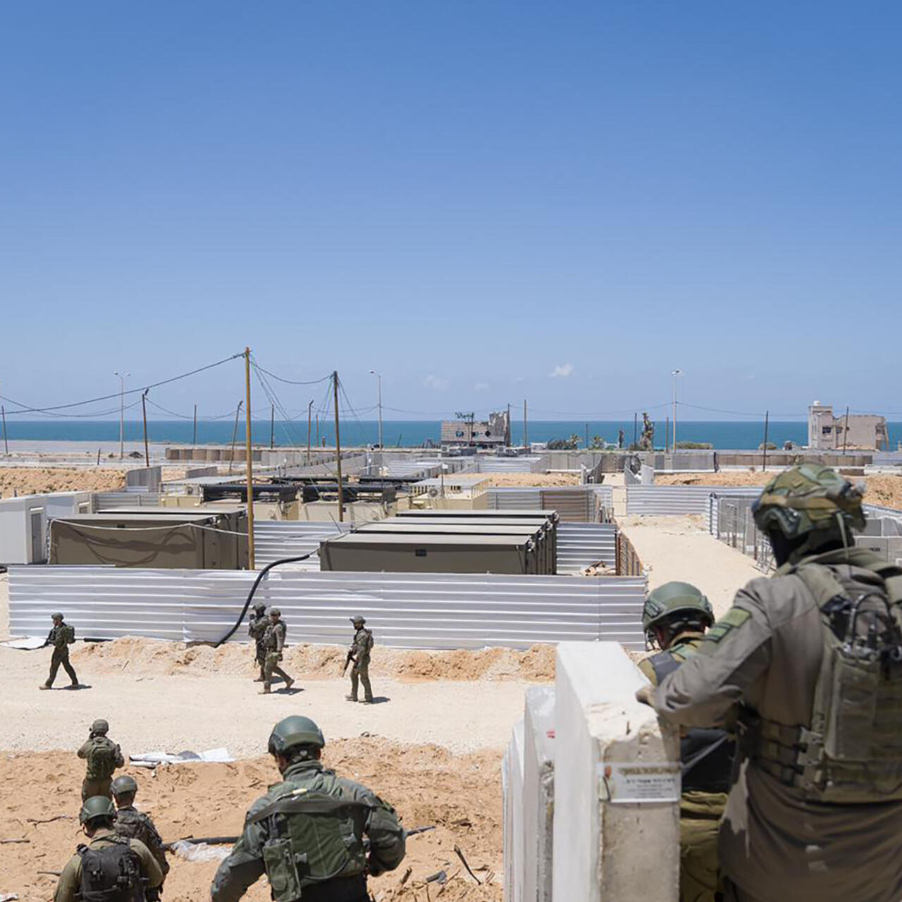 الجيش الأمريكي: تفريغ أول حمولة من المساعدات بالميناء العائم في غزة