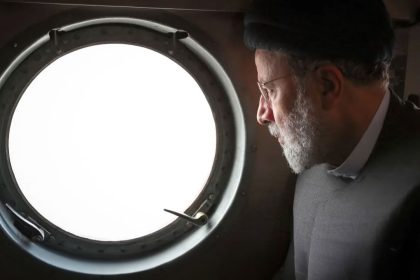 الهلال الأحمر الإيراني ينفي ما تم تداوله بشأن العثور على المروحية التي تقل الرئيس الإيراني