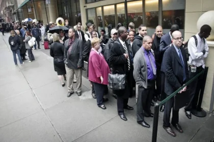ارتفاع طلبات إعانات البطالة في الولايات المتحدة إلى أعلى مستوى خلال 10 أشهر