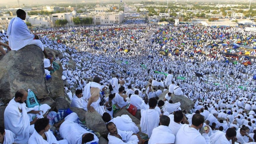 أكثر من مليوني حاج يقفون بعرفة لأداء ركن الحج الأعظم