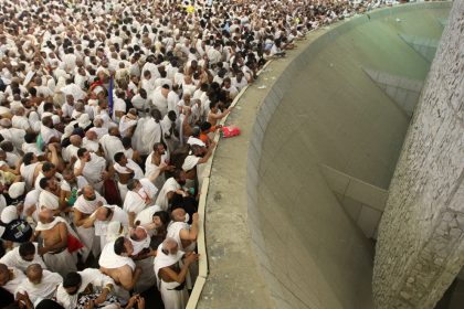 في أول أيام عيد الأضحى.. الحجاج يرمون جمرة العقبة الكبرى