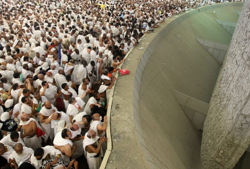 في أول أيام عيد الأضحى.. الحجاج يرمون جمرة العقبة الكبرى