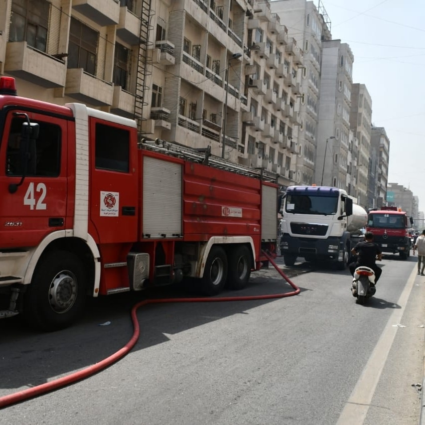 فرق الدفاع المدني تخمد حريقاً اندلع داخل بنايه تجارية وسط سوق الشورجة في بغداد