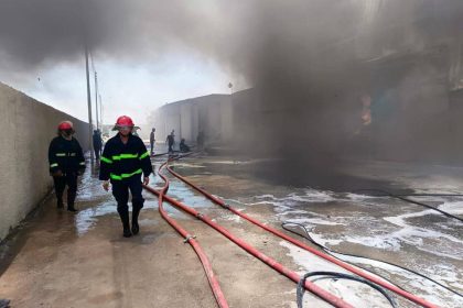 الدفاع المدني تخمد حريقا اندلع داخل مخازن للمناديل الورقية جنوبي بغداد