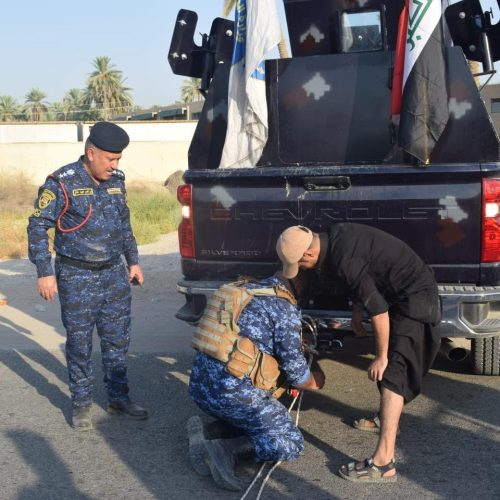 بالصور.. إنقاذ (8) زائرين كانوا على متن (ستوتة) سقطت بمشروع اروائي في كربلاء