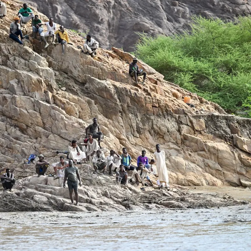 فيضانات جرفته.. الحركة تتوقف على طريق مصر والسودان