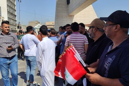 بالصور.. تظاهرة في ساحة التحرير وسط بغداد للمطالبة بإقرار سلم الرواتب الجديد