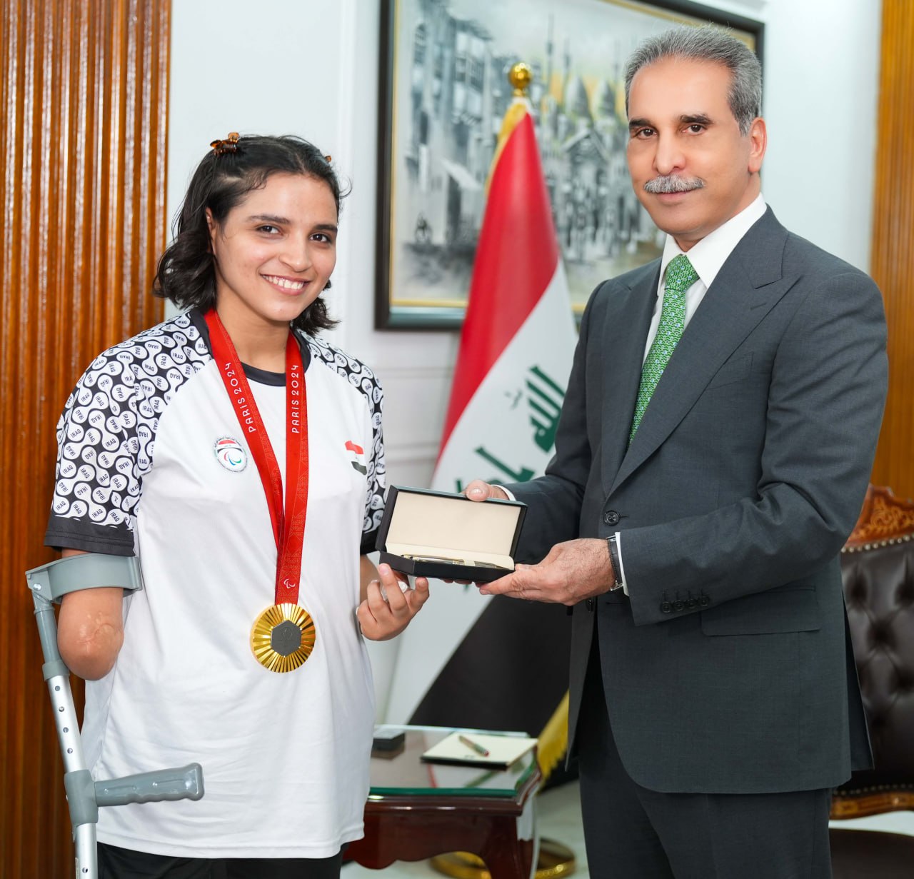 ‏القاضي زيدان يكرم اللاعبة نجلة عماد تثمينا لفوزها ورفع اسم العراق بالمحافل الدولية‬