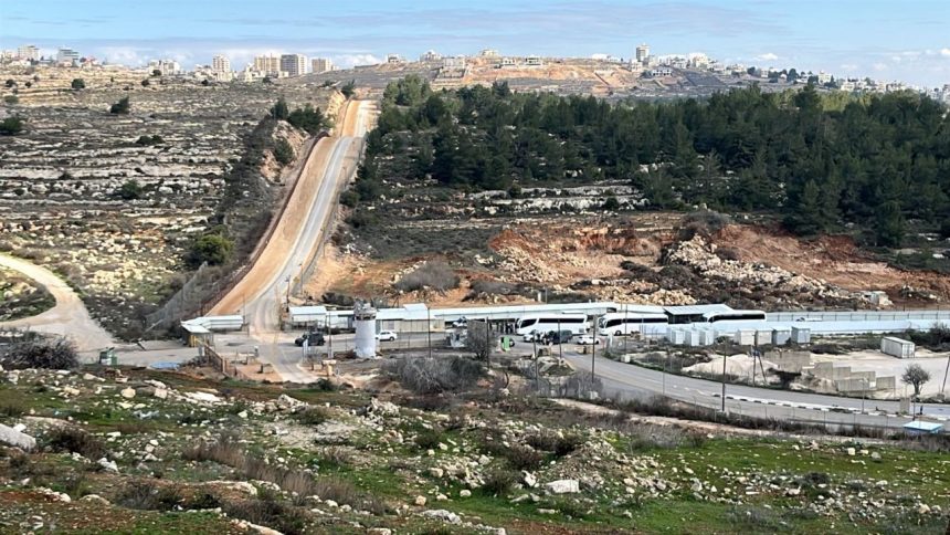 انطلاق حافلات الأسرى الفلسطينيين من سجن عوفر باتجاه مدينة رام الله