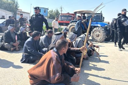 فلاحون يقطعون طريق النجف الديوانية بالآليات الزراعية للمطالبة بصرف تعويضات الفيضانات