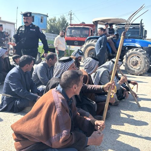 فلاحون يقطعون طريق النجف الديوانية بالآليات الزراعية للمطالبة بصرف تعويضات الفيضانات