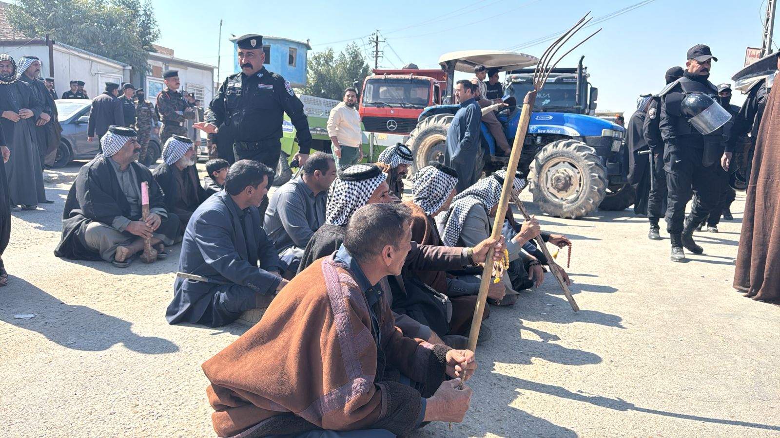 فلاحون يقطعون طريق النجف الديوانية بالآليات الزراعية للمطالبة بصرف تعويضات الفيضانات