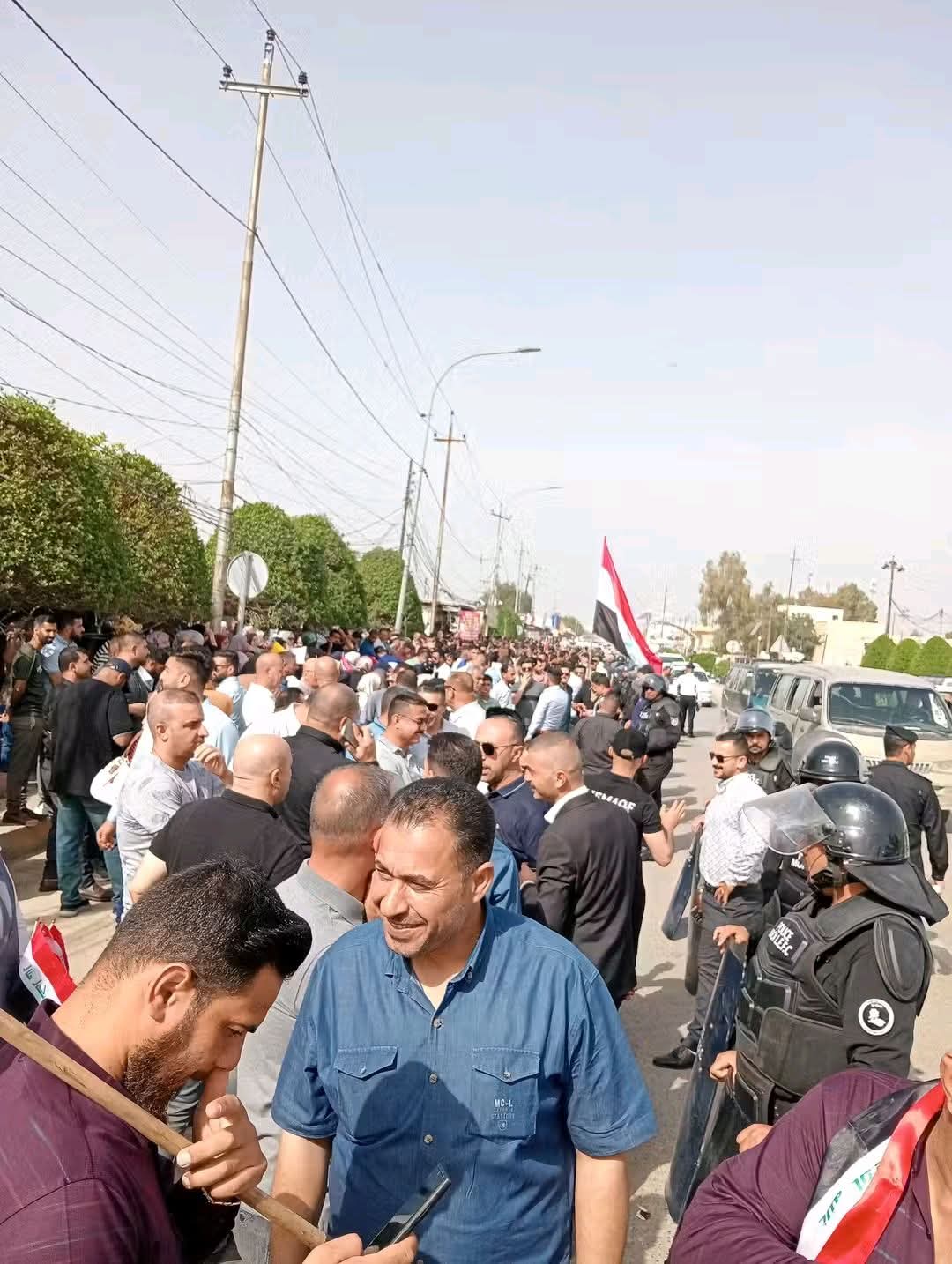 التربويون يتظاهرون أمام مبنى تربية ديالى لتأكيد مطالبهم بتحسين وضعهم المعيشي وزيادة رواتبهم